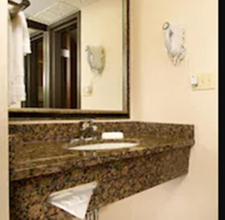 Hotel Lotus Kansas City Merriam Bagian luar foto