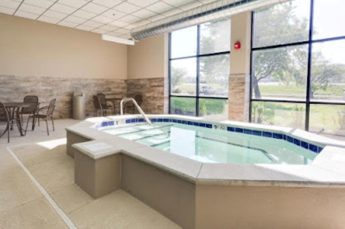 Hotel Lotus Kansas City Merriam Bagian luar foto