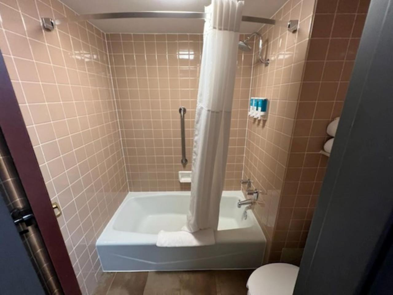 Hotel Lotus Kansas City Merriam Bagian luar foto